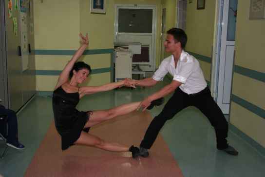 Pokaz tańca Kasi Cichopek i Marcina Hakiela dla pacjentów w Instytucie Matki i Dziecka